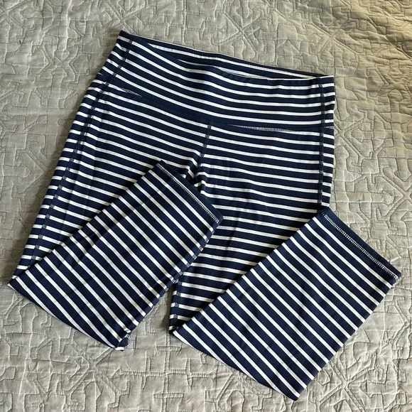 🩷ATHLETA NAVY BLUE WHITE STRIPE WORKOUT LOUNGE CAPRI LEGGINGS SIZE MEDIUM GYM - Picture 3 of 6
